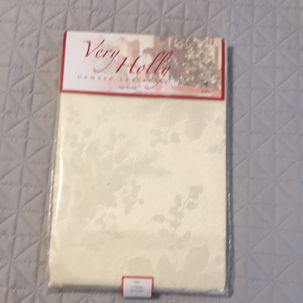 Demask Tablecloth.70” Round New